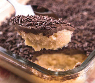 imagem de uma travessa de torta de chocolate com granulado
