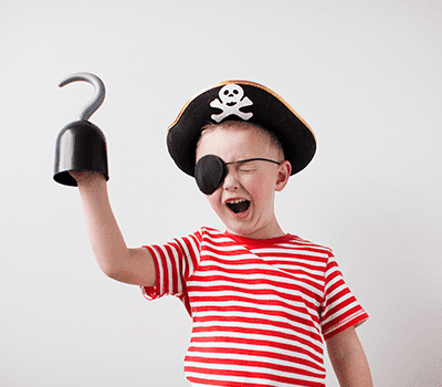 imagem de uma crianca fantasiada de pirata