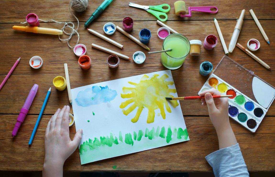 imagem de um kit de artes plásticas