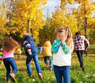 imagem-de-criancas-brincando-ao-ar-livre