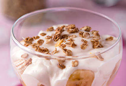 imagem taça de iogurte de caju com banana e granola