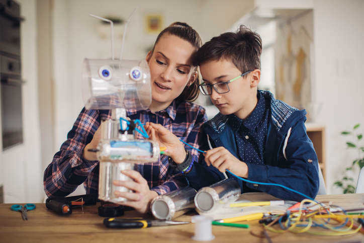 imagem de uma mae brincando de cientista com o filho