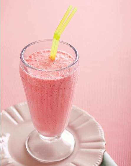 imagem de uma taça de milk shake de morango com banana