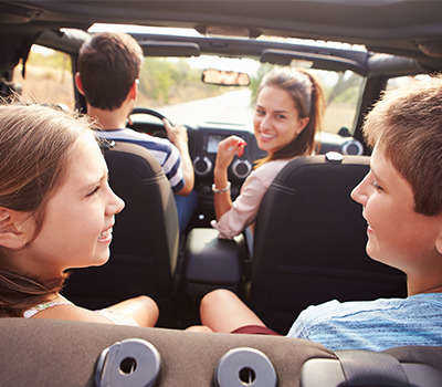 imagem de familia viajando de carro